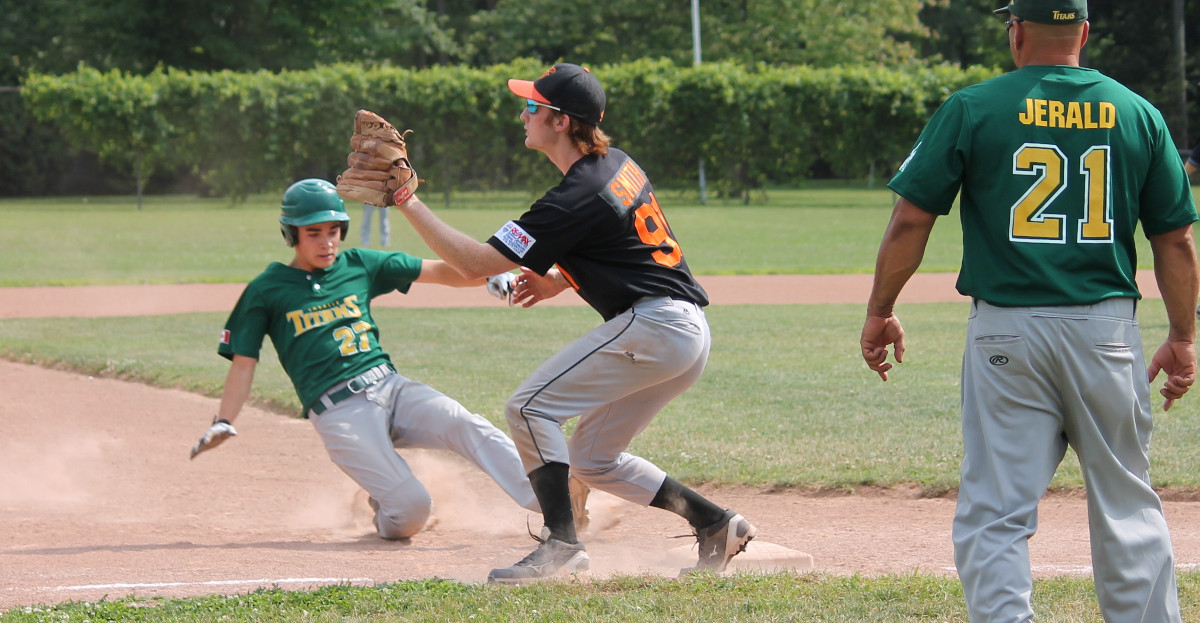 Sliding_to_third.jpg